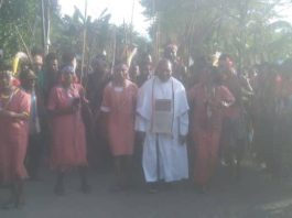 Uskup Keuskupan Timika, Mgr. Bernadus Bohitwos Baru, OSA Bersama pengungsi internal asal Kabupaten Maybrat di Aimas Kabupaten Sorong-IST