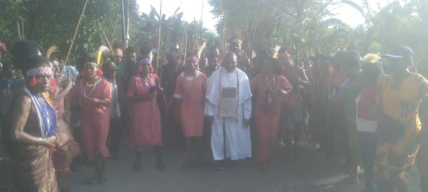 Uskup Keuskupan Timika, Mgr. Bernadus Bohitwos Baru, OSA Bersama pengungsi internal asal Kabupaten Maybrat di Aimas Kabupaten Sorong-IST