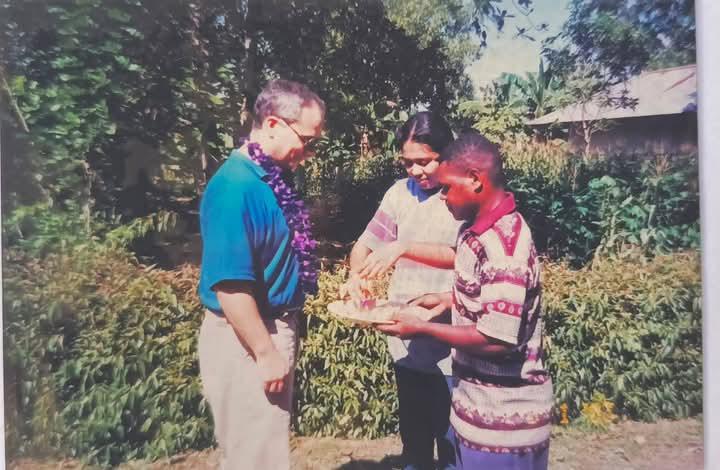 Pastor Robert Francis Prevost OSA menjumpai umat yang dilayani para imam Ordo St. Agustinus di Sorong. IST