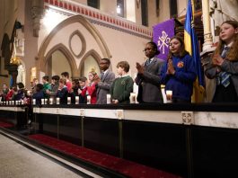 Foto - Beberpa remaja mengikuti kegiatan di sebuah gereja di Bradford, Inggris