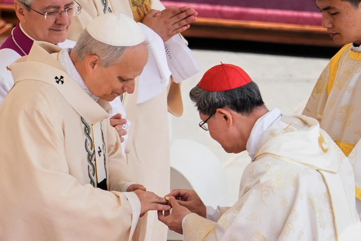 Kardinal Antonio Tagle memasangkan cincin nelayan di jari Paus Leo XIV