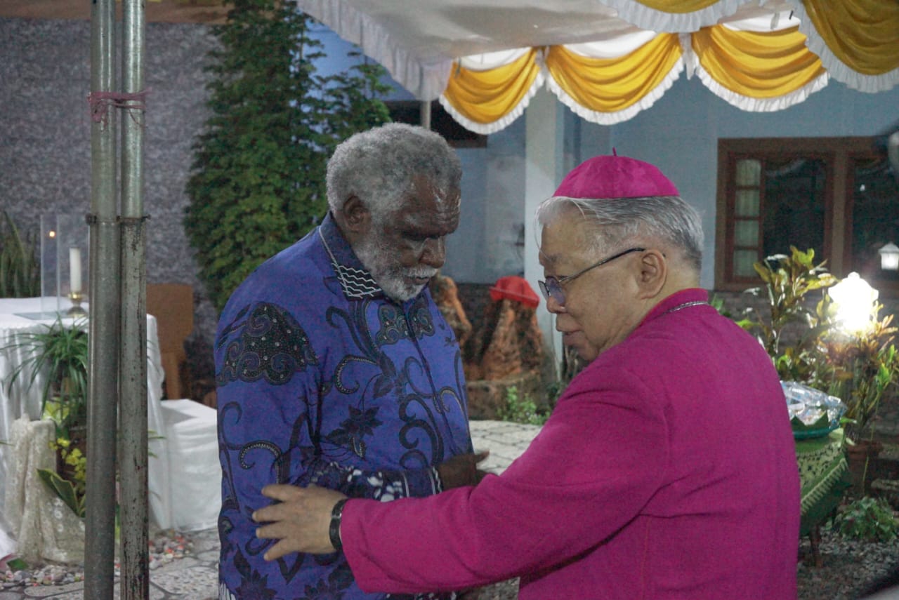 Wakil GubernurnPapua Selatan Paskalis Imadawa sedang bersalaman dan Uskup Agung Merauke Mgr Petrus Canisius Mandagi MSC usai memberikan kata sambutan. Foto Humas Papsel