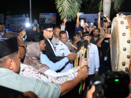 Gubernur Papua Selatan Apolo Safanpo dengan Bupati Merauke Yoseph Bladib Gebze serta Wakil Bupati Fauzun Inayah sementara membunyikan bedug untuk peserta takbir sebelum meryakan Idul Adha disekitar halaman Masjid Al-Agsa di Merauke. Foto. Humas.Papsel