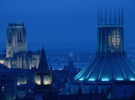 Katedral Anglikan dan Katedral Kristus Raja di Liverpool, Inggris yang berdiri berdekatan. CH