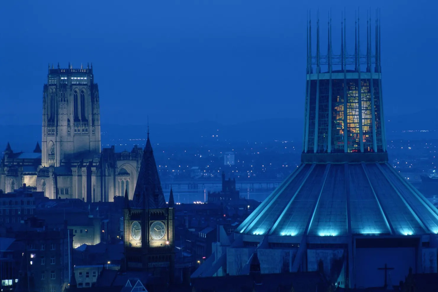 Katedral Anglikan dan Katedral Kristus Raja di Liverpool, Inggris yang berdiri berdekatan. CH