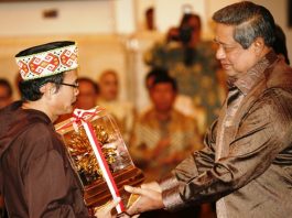 Mgr Samuel Oton Sidin menerima Kalpataru dari Presiden SBY. IST