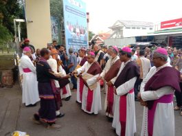 Delapan Keuskupan dan Delegasi disambut Uskup Larantuka dan Raja Kerajaan Larantuka di Depan Gerbang Gereja Katedral Larantuka. Dok.dailyklik.id