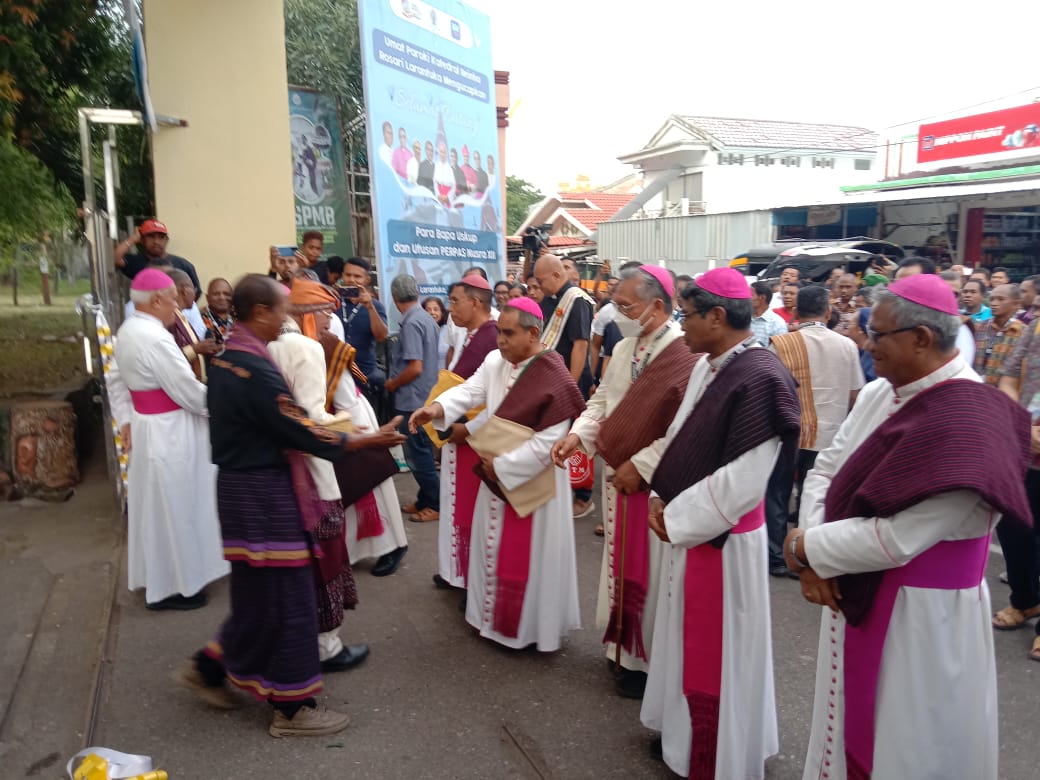 Delapan Keuskupan dan Delegasi disambut Uskup Larantuka dan Raja Kerajaan Larantuka di Depan Gerbang Gereja Katedral Larantuka. Dok.dailyklik.id