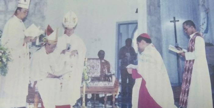 Mgr. Aloysius M. Sutrisnaatmaka MSF saat ditahbiskan menjadi Uskup Palangkaraya oleh Kardinal Julius Darmaatmadja SJ pada 7 Mei 2001. IST