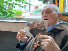 Kardinal Dri OFMCap memegang fotonya bersama Paus Fransiskus. Vatican News