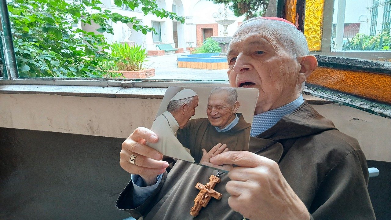Kardinal Dri OFMCap memegang fotonya bersama Paus Fransiskus. Vatican News