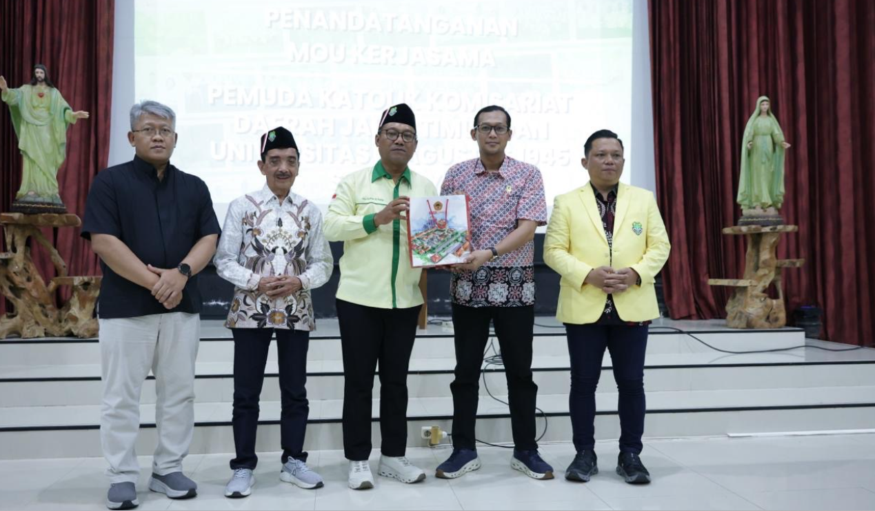 Peluncuran program beasiswa pendidikan bagi 10 mahasiswa Katolik berprestasi. PK