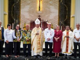 Uskup Agung Samarinda, Mgr. Yustinus Harjosusanto, MSF, memerkati dan meresmikan Gereja Katolik Santo Bonifasius di Kampung Sebenaq, Kecamatan Long Bagun, Rabu 2 Juli 2025.