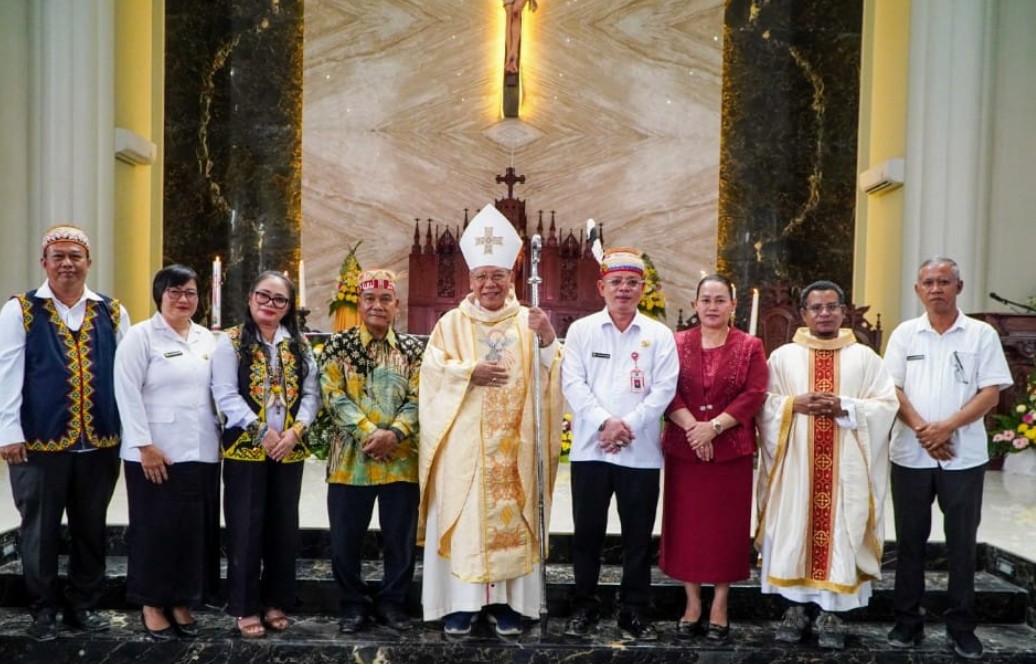Uskup Agung Samarinda, Mgr. Yustinus Harjosusanto, MSF, memerkati dan meresmikan Gereja Katolik Santo Bonifasius di Kampung Sebenaq, Kecamatan Long Bagun, Rabu 2 Juli 2025.