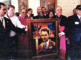 Beberapa orang membawa foto Beato Carlos Manuel Rodriguez Santiago