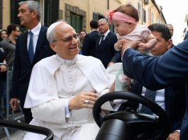 Paus Leo XIV menyapa dalam perjalanan dari Villa Barberini ke Piazza della Libertà di Castel Gandolfo-Vatican Media.