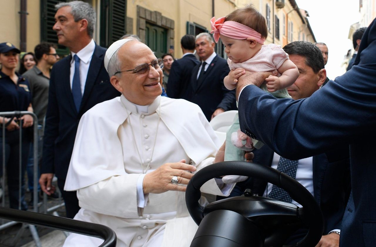 Paus Leo XIV menyapa dalam perjalanan dari Villa Barberini ke Piazza della Libertà di Castel Gandolfo-Vatican Media.