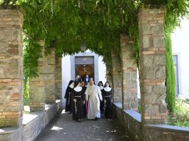Paus Leo XIV mengunjungi Biara Suster Klaris Konteplatif di ALbino, yang selama ini berdoa untuknya setiap hari. Catholic Herald