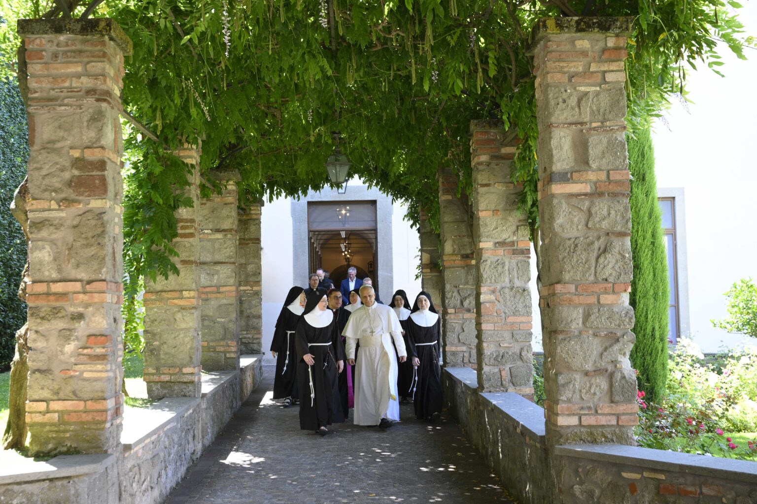 Paus Leo XIV mengunjungi Biara Suster Klaris Konteplatif di ALbino, yang selama ini berdoa untuknya setiap hari. Catholic Herald