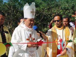 Uskup Ruteng, Mgr. Siprianus Hormat, saat gunting pita peresmian Kapela St. Paulus Pinggang, pada Rabu, 9 Juni 2025. IST