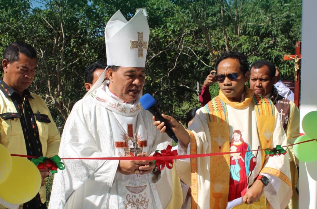 Uskup Ruteng, Mgr. Siprianus Hormat, saat gunting pita peresmian Kapela St. Paulus Pinggang, pada Rabu, 9 Juni 2025. IST