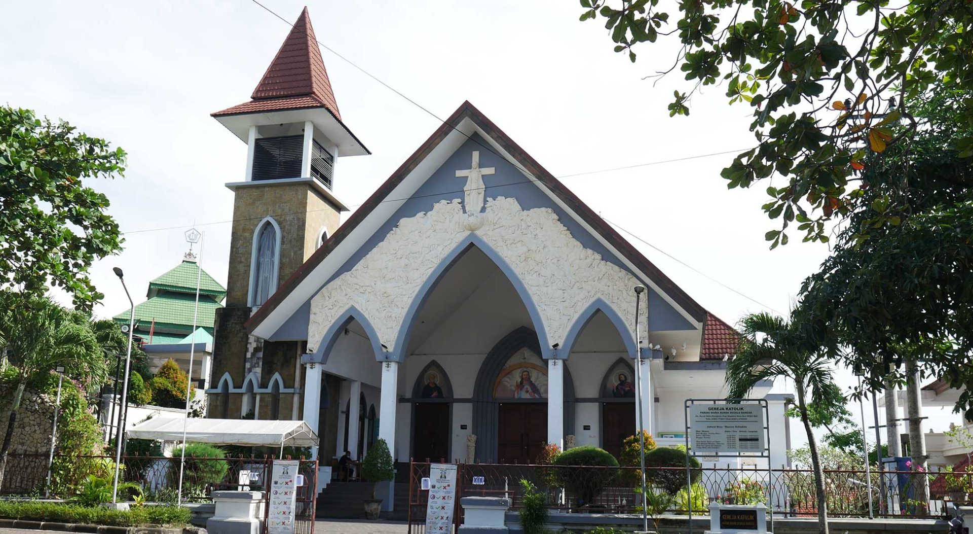 Gereja Maria Bunda Segala Bangsa Nusa Dua Denpasar yang berdiri beresebelahan dengan Masjid Ibnu Batutah. PMBSB