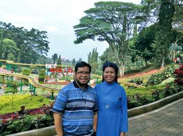 Mgr Paulinus Yan Olla MSF bersama adiknya Sr Beatriks. Dok Pribadi