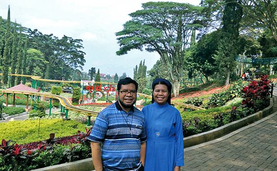 Mgr Paulinus Yan Olla MSF bersama adiknya Sr Beatriks. Dok Pribadi