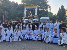 Para frater SMM bersama beberapa warga di depan Patung Bunda Maria yang diarak dalam Festifal Mejosarian ke-3. IST