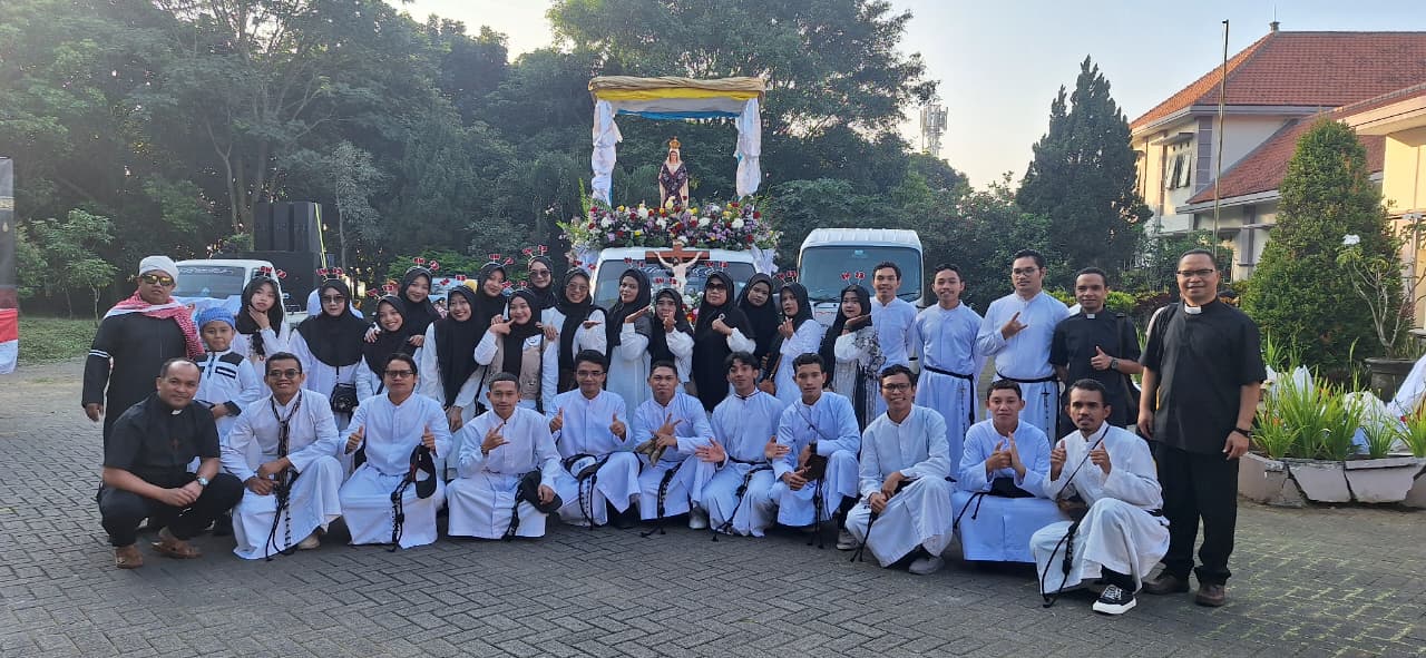Para frater SMM bersama beberapa warga di depan Patung Bunda Maria yang diarak dalam Festifal Mejosarian ke-3. IST