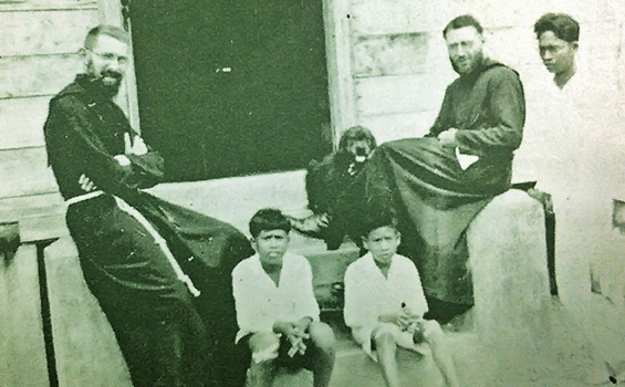 Pastor Diego van de Diggelaar - kedua dari kanan - dan Pastor Buchardus van de Weijden di tempat karya mereka di Pulau Samosir. - Repro AES