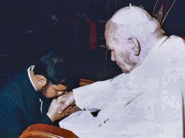 Pastor Paulinus Yan Olla MSF saat berjumpa dengan Paus Yohanes Paulus II.Pribadi