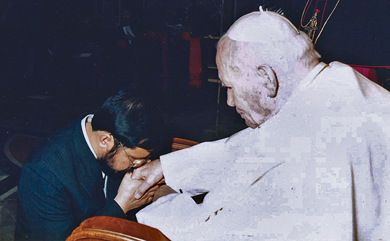 Pastor Paulinus Yan Olla MSF saat berjumpa dengan Paus Yohanes Paulus II.Pribadi