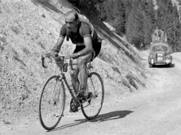 Gino Bartali saat bersepeda melintasi pegunungan Italia. Aleteia