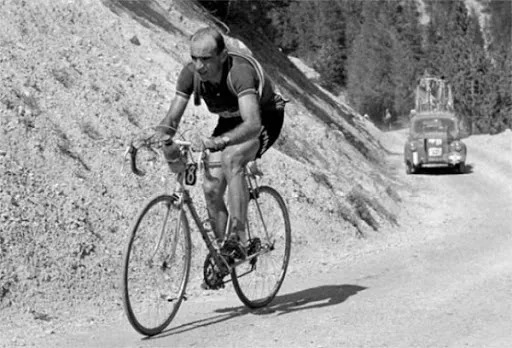 Gino Bartali saat bersepeda melintasi pegunungan Italia. Aleteia