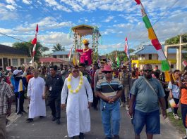 Uskup agung Merauke Mgr P C Mandagi saat tiba di Boven Digoel. IST
