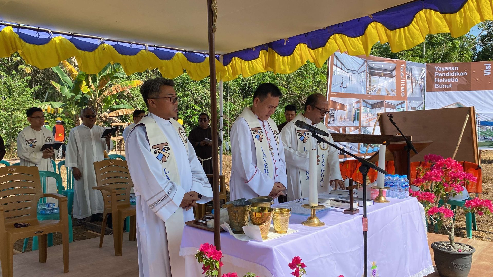 Uskup Keuskupan Sanggau, Mgr. Valentinus Saeng saat memimpin misa pemberkatan peletakan batu pertama pembangunan SD Perkasa Sekayam. RRI/Okto Ferandi