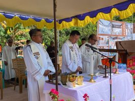 Uskup Keuskupan Sanggau, Mgr. Valentinus Saeng saat memimpin misa pemberkatan peletakan batu pertama pembangunan SD Perkasa Sekayam. RRI/Okto Ferandi