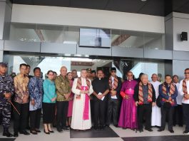 Nunsius Apostolik untuk Indonesia, Mgr. Piero Pioppo saat tiba di Bandara Dono