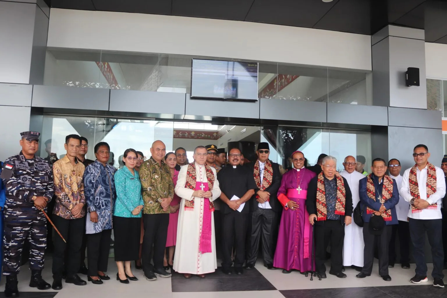 Nunsius Apostolik untuk Indonesia, Mgr. Piero Pioppo saat tiba di Bandara Dono