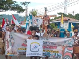 Peserta PYD II dari lima keuskupan di Papua saat defile menyusuri Kota Nabire, Sabtu 5 Juli 2025. IST