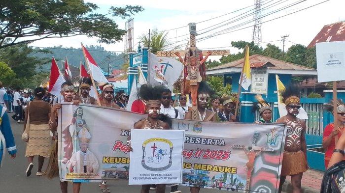 Peserta PYD II dari lima keuskupan di Papua saat defile menyusuri Kota Nabire, Sabtu 5 Juli 2025. IST