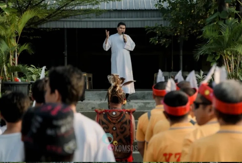 Kepala Paroki St. Gregorius Agung Kotabumi, Romo Yosep Purboyo Diaz membuka rangkaian acara Hari Lingkungan Hidup.