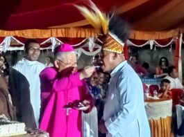 Romo Hendrikus Kariwop MSC dan Uskup Agung Merauke, Mgr. P. C. Mandagi MSC