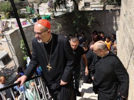 atriark Latin Yerusalem, Kardinal Pierbattista Pizzaballa OFM saat mengunjungi Gaza pasca serangan oleh Israel.