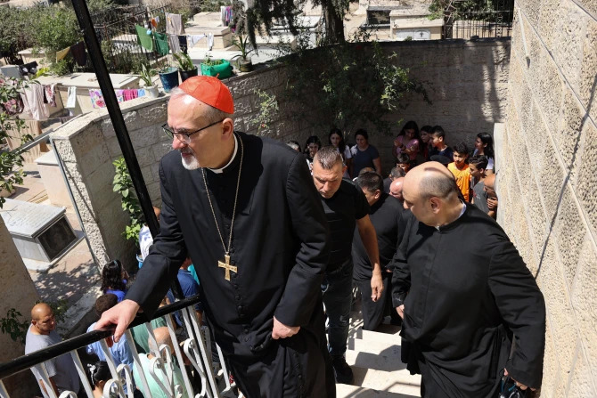 atriark Latin Yerusalem, Kardinal Pierbattista Pizzaballa OFM saat mengunjungi Gaza pasca serangan oleh Israel.