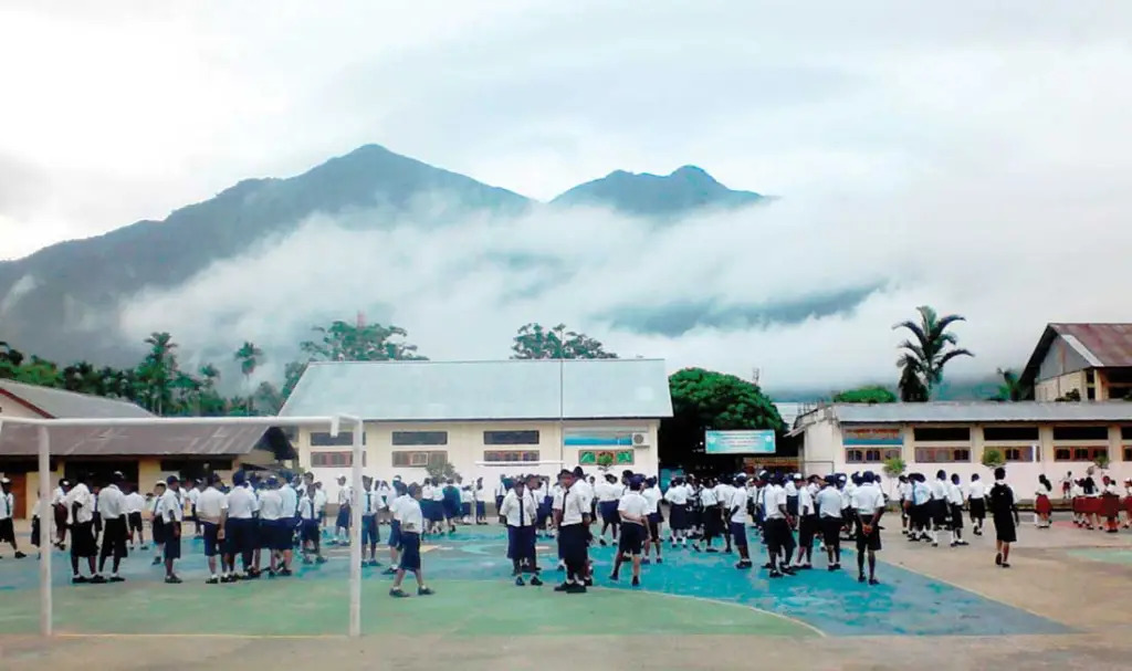 Suasana keseharian di salah satu Sekolah Katolik di Papua. Serviam