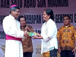Maria Magdalena Wea, Kepala SDK Maunori menyerahkan buku kenangan satu abad SDK Maunori kepada Uskup Agung Ende, Mgr. Paul Budi Kleden, Kamis 31 juli 2025