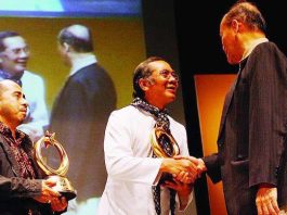 Romo Vincencius Kirjito saat menerima Maarif Award 2010. IST