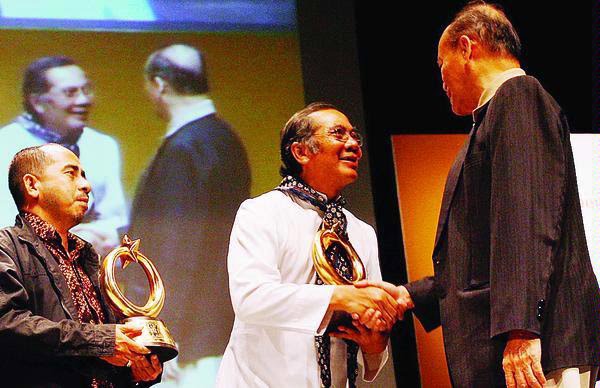 Romo Vincencius Kirjito saat menerima Maarif Award 2010. IST